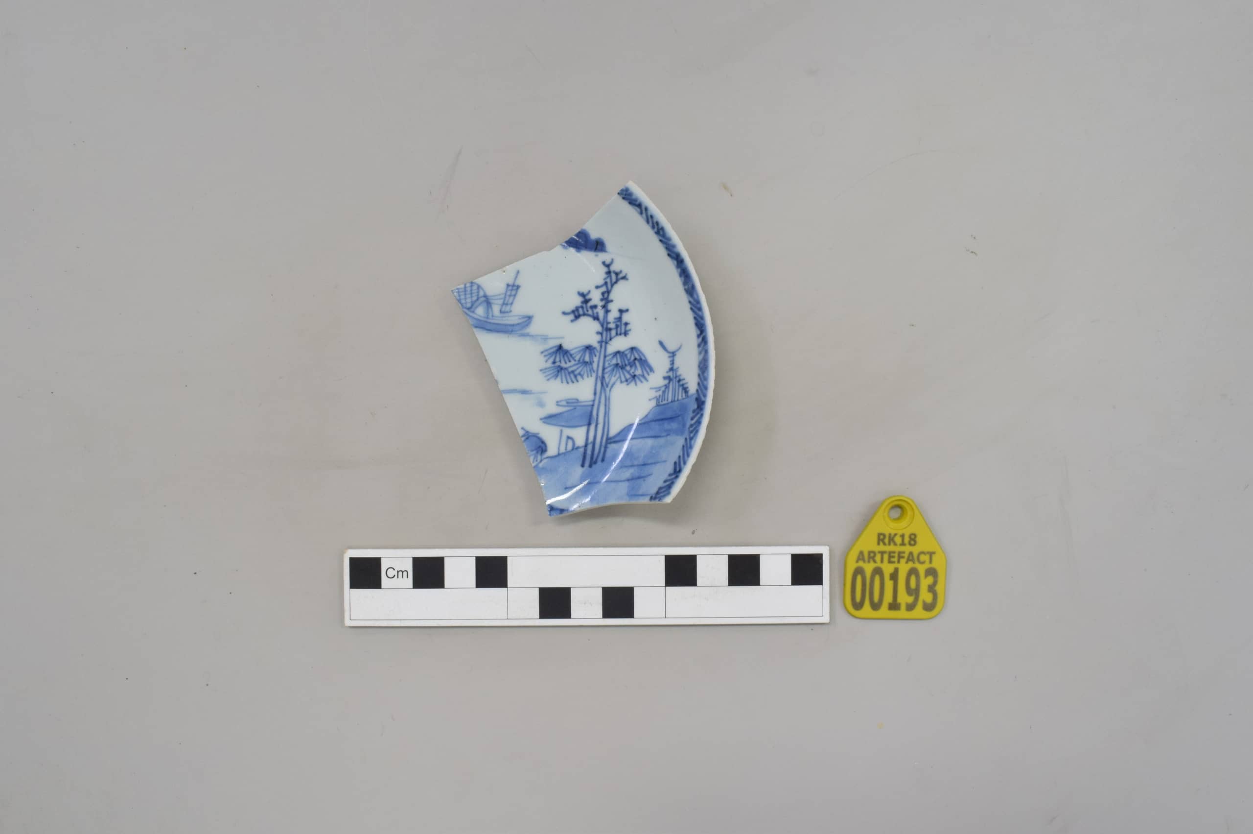 Sherd of decorated saucer found on VOC-ship Rooswijk