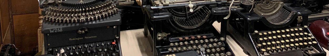 Foto van een verzameling typemachines