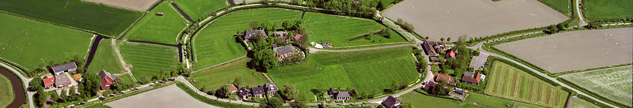 Luchtfoto van Hogebeintum met duidelijk zichtbaar de ronde contour van het dorp en de akkers eromheen