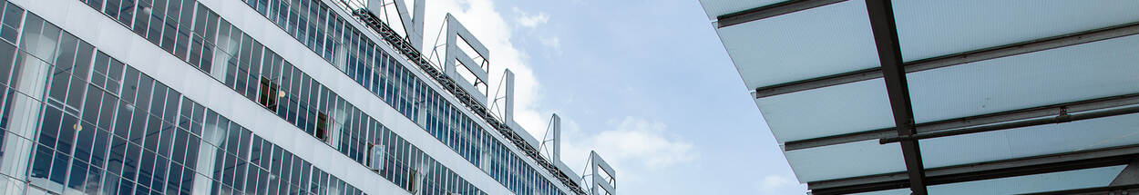 Van Nelle Fabriek Rotterdam - Gezicht op de fabriek en de letters Van Nelle met de luchtbrug