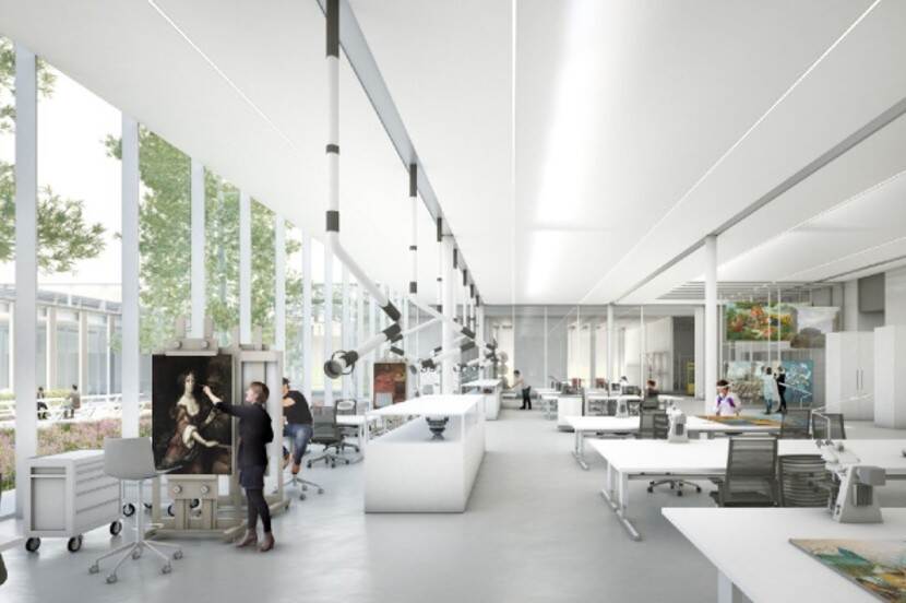 Restauratoren aan het werk in het nieuwe CC-NL gebouw, een hele lichte ruimte met bureaus en ezels met schilderijen.