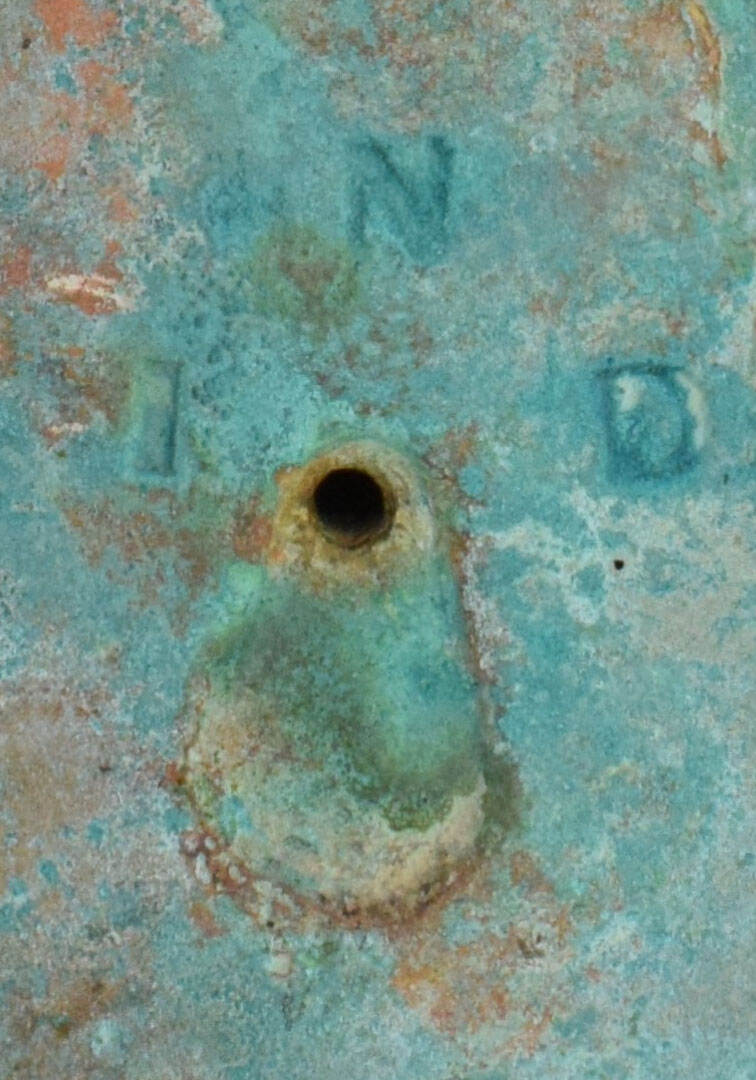 A close up of a touchole of a breech chamber of the Rooswijk. Above the touchhole the letter 'I N D' are inscribed.