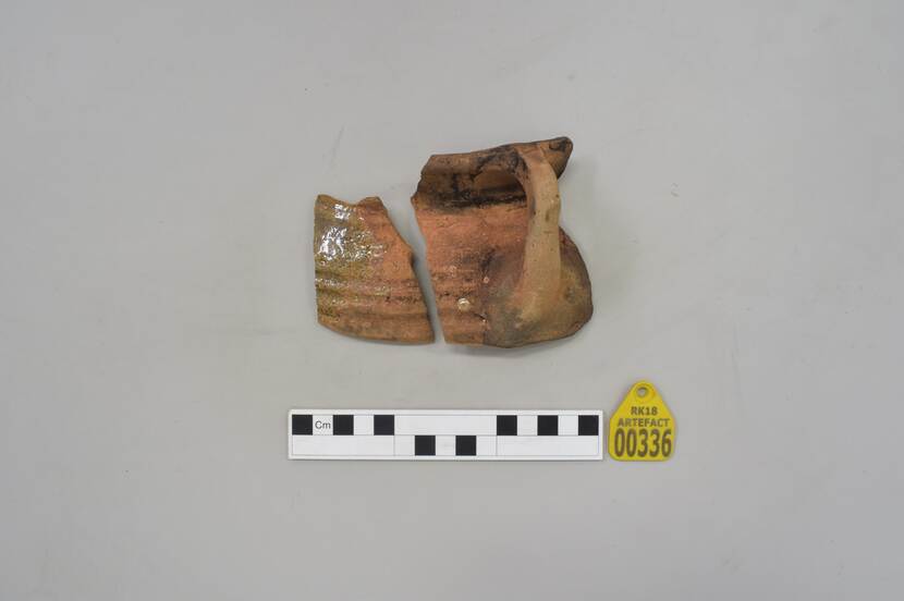 A sherd of Dutch red earthenware found on VOC-ship Rooswijk