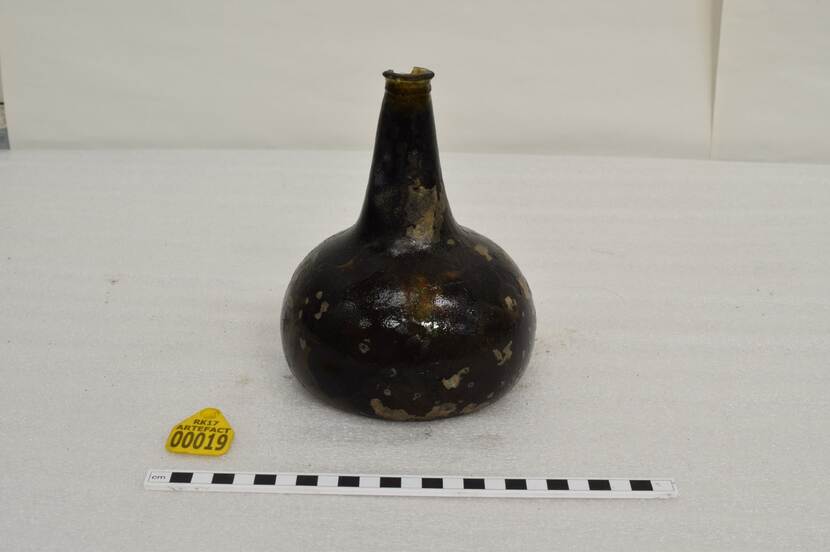 Onion bottle found on VOC-ship Rooswijk