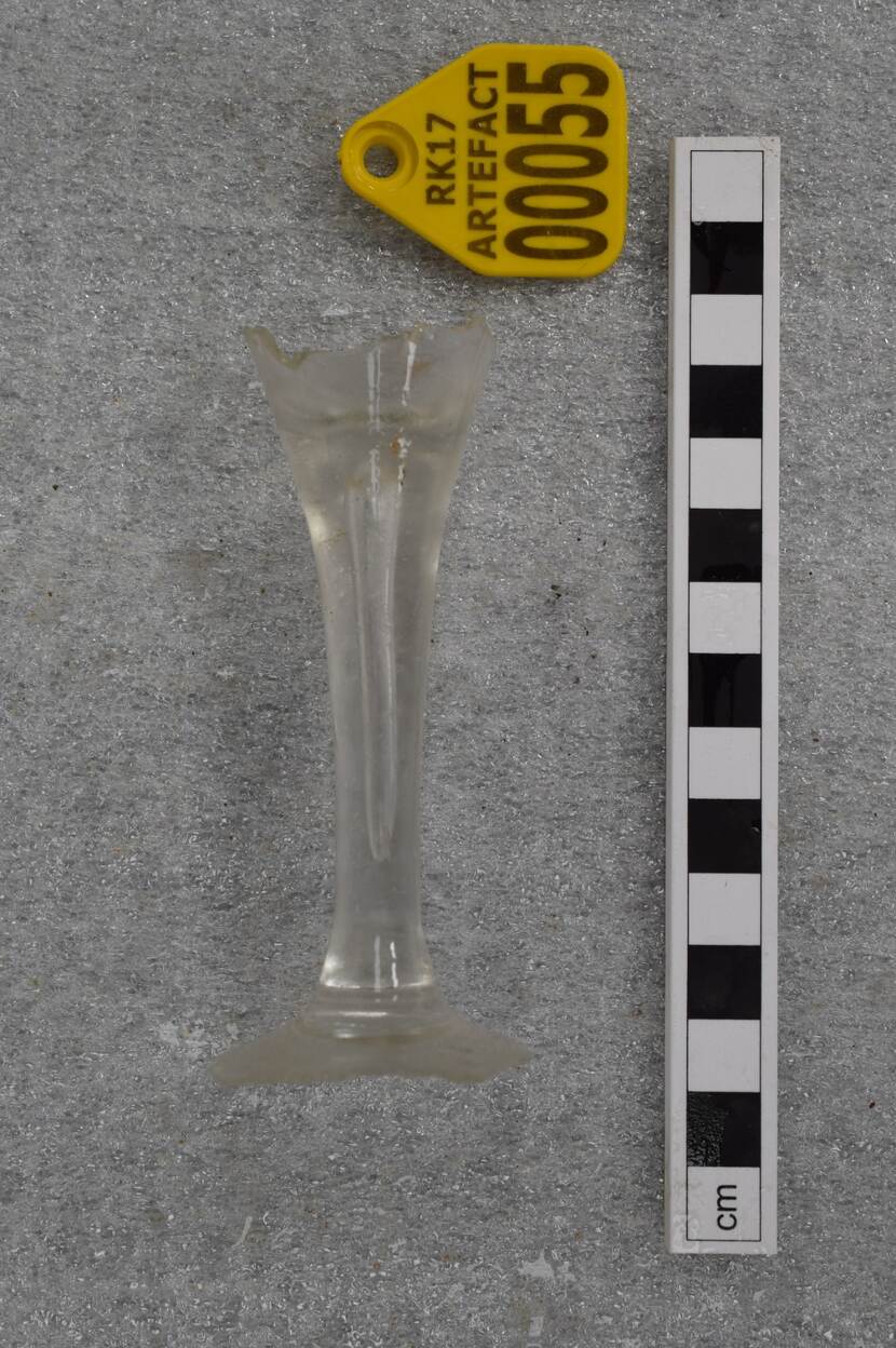 The remains of a high-status clear glass goblet found on VOC-ship Rooswijk