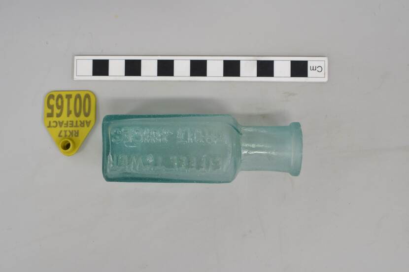 Nineteenth century case bottle for powdered fruit found on VOC-ship Rooswijk