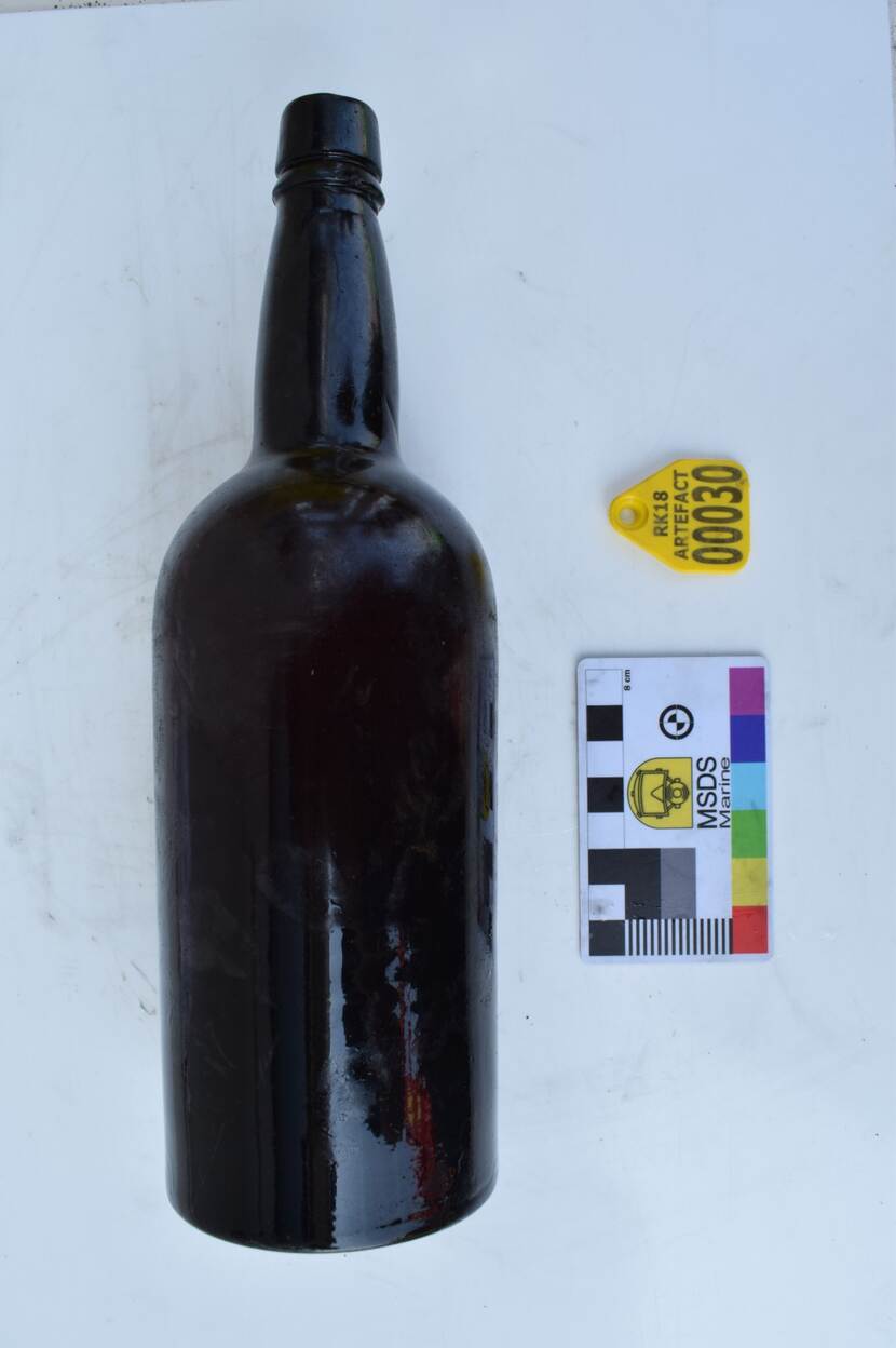 Nineteenthcentury Mallet bottle found on VOC-ship Rooswijk