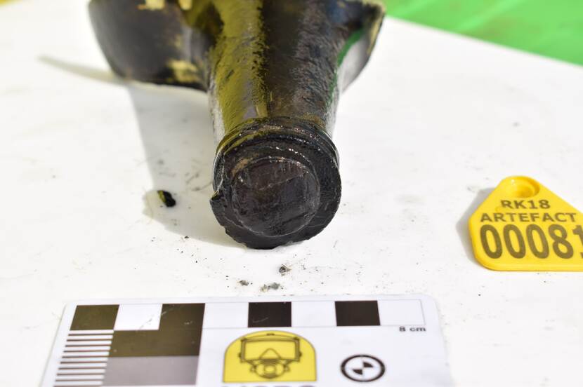 A cork still left in a bottle found on VOC-ship Rooswijk