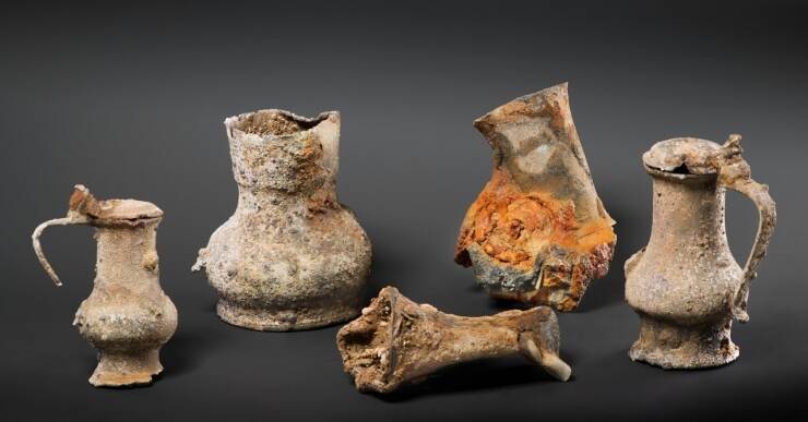 Bottles of wine, found at the Rooswijk site
