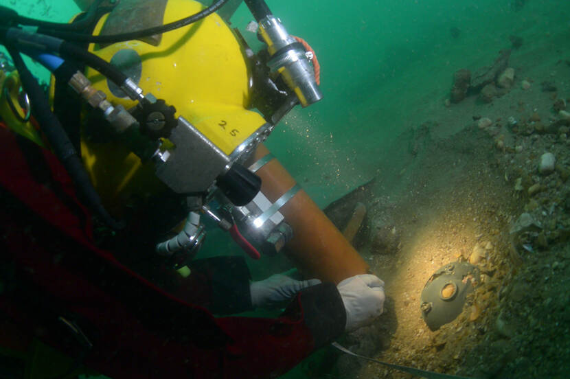 Een duiker doet archeologisch onderzoek bij de Rooswijk