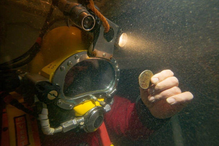 Manders aan het werk bij De Rooswijk voor de Engelse kust