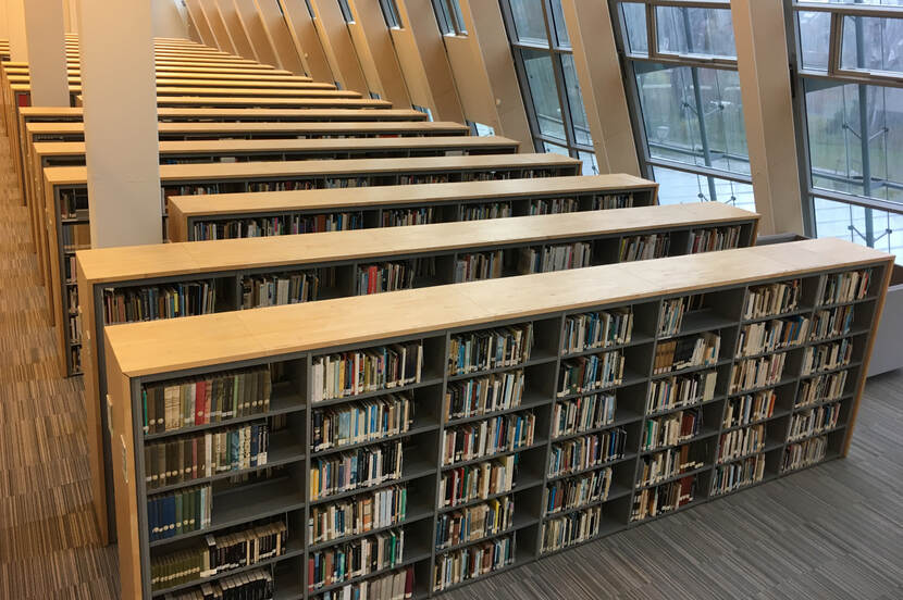 zicht van bovenaf op rijen boekenkasten in de RCE bibliotheek