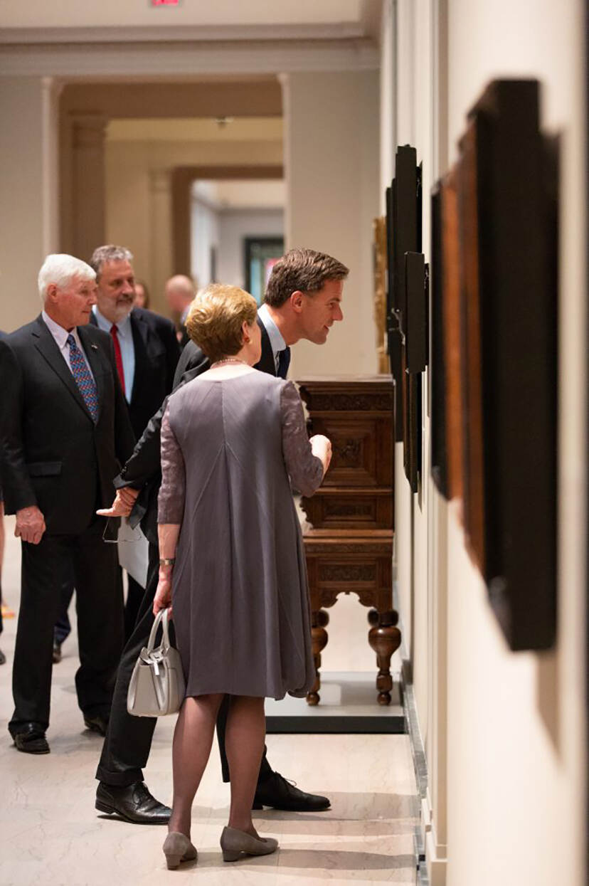 foto van Susan Weatherbie en Minister President Mark Rutte in het Museum of Fine Arts, Boston