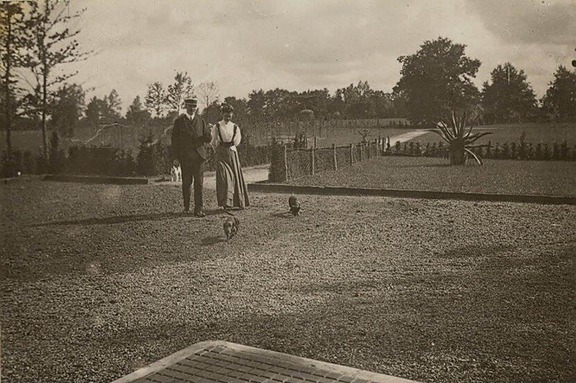Jan Bernhard van Heek en Edwina Burr Ewing in de tuin van Huis Zonnebeek, Enschede