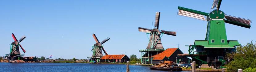Zicht op vier molens van de Zaanse Schans